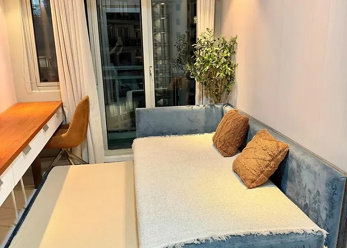 Stylish 2br Azure Urban Residences View 6 Pax With Netflix * 마닐라